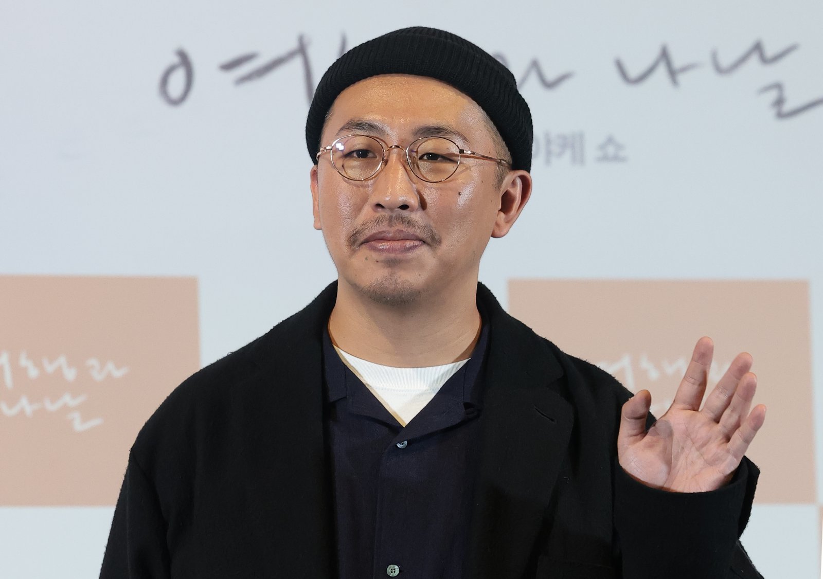 미야케 쇼 감독이 2일 서울 용산구 CGV용산아이파크몰에서 열린 영화 ‘여행과 나날’ 언론 시사회 및 기자 간담회에서 포즈를 취하고 있다. ‘여행과 나날’은 어쩌면 끝이라고 생각한 각본가 ‘이’(심은경 분)가 어쩌다 떠나온 설국의 여관에서 의외의 시간을 보내면서 다시 시작되는 2025년 겨울, 일상 여행자들과 함께 떠나는 꿈같은 이야기를 그렸다. 2025.12.2/뉴스1