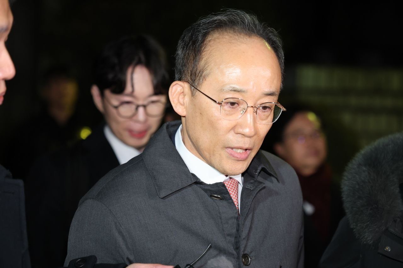 국회의 12·3 비상계엄 해제 의결 방해 의혹을 받는 추경호 전 국민의힘 원내대표가 2일 오후 서울 서초구 서울중앙지방법원에서 열린 영장실질심사를 마친 뒤 구치소에서 대기하기 위해 나서고 있다. 이한결 기자 always@donga.com