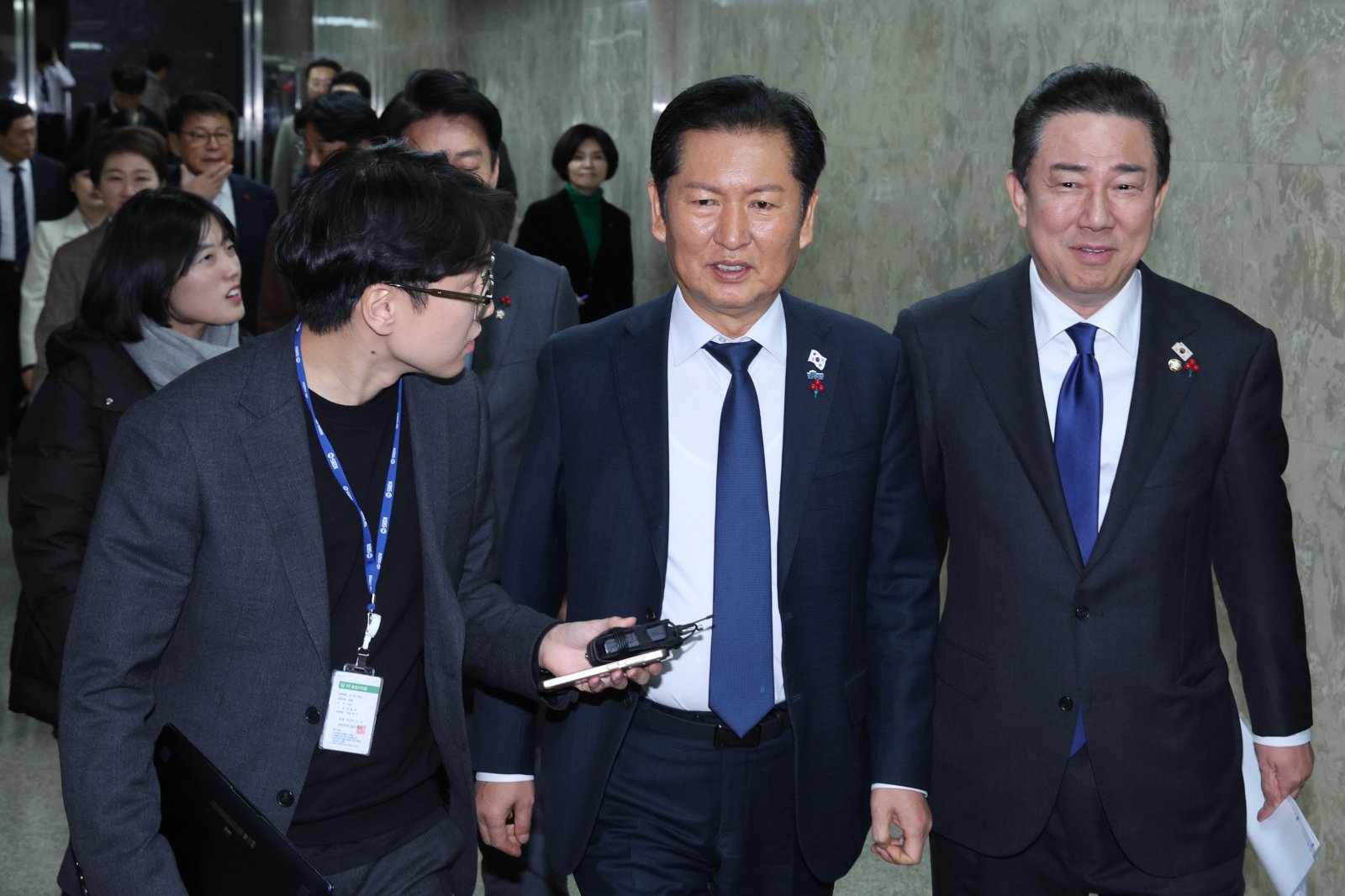 정청래 더불어민주당 대표와 김병기 원내대표가 2일 서울 여의도 국회에서 열린 의원총회에서 참석하고 있다. 2025.12.2/뉴스1