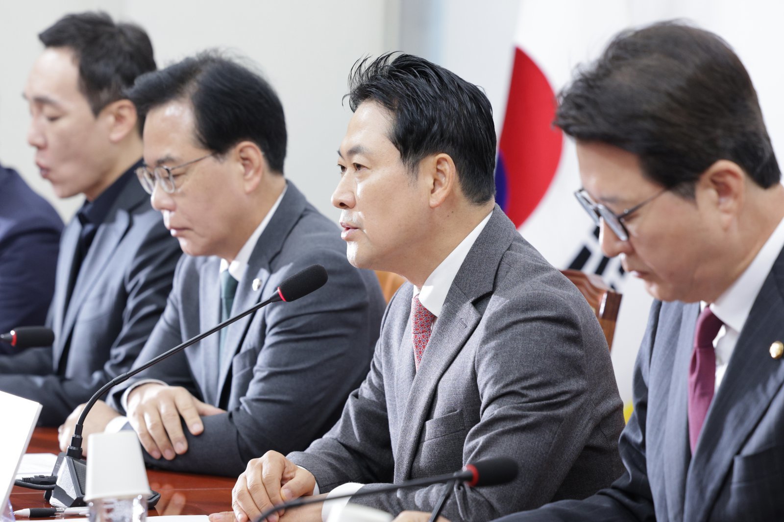 장동혁 국민의힘 대표가 1일 서울 여의도 국회에서 열린 최고위원회의에서 발언하고 있다. 2025.12.1/뉴스1