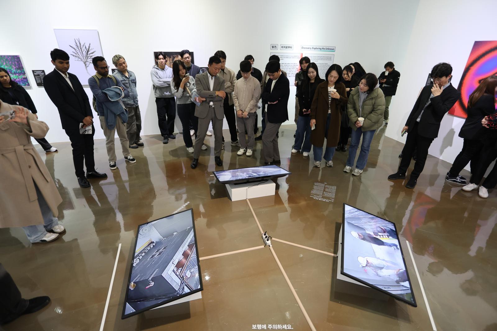 기초과학연구원은 과학과 예술 융복합 전시회인 ‘과학 속 예술’을 연다고 3일 밝혔다. 전시회는 연구원 과학문화센터에서 2026년 7월 31일까지 열리며 무료로 관람할 수 있다. 사진은 전시회 모습. 기초과학연구원 제공