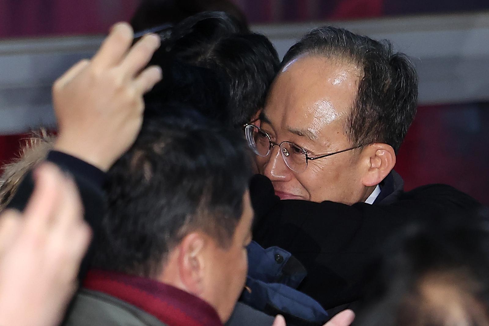 12·3 비상계엄 해제 요구안 표결 방해 의혹을 받는 추경호 국민의힘 의원이 3일 새벽 구속 영장이 기각된 후 경기도 의왕시 서울구치소를 나서며 장동혁 대표와 포옹하고 있다. 2025.12.3/뉴스1