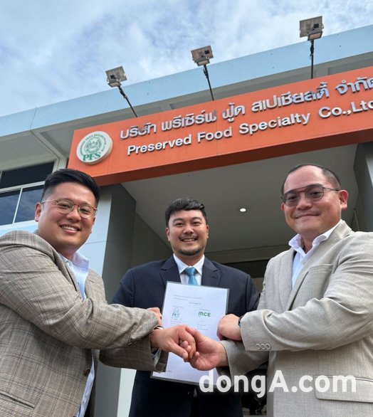 태국 현지에서 파누(Panu) PFS 최고운영책임자(오른쪽)가 박종욱 MCE 대표(가운데), 김동휘 푸디올로지 대표(왼쪽)와 함께 ‘마하 휴믹산’ 시장 진출을 위한 의향서(LOI)를 체결한 뒤 기념촬영을 하고 있다.