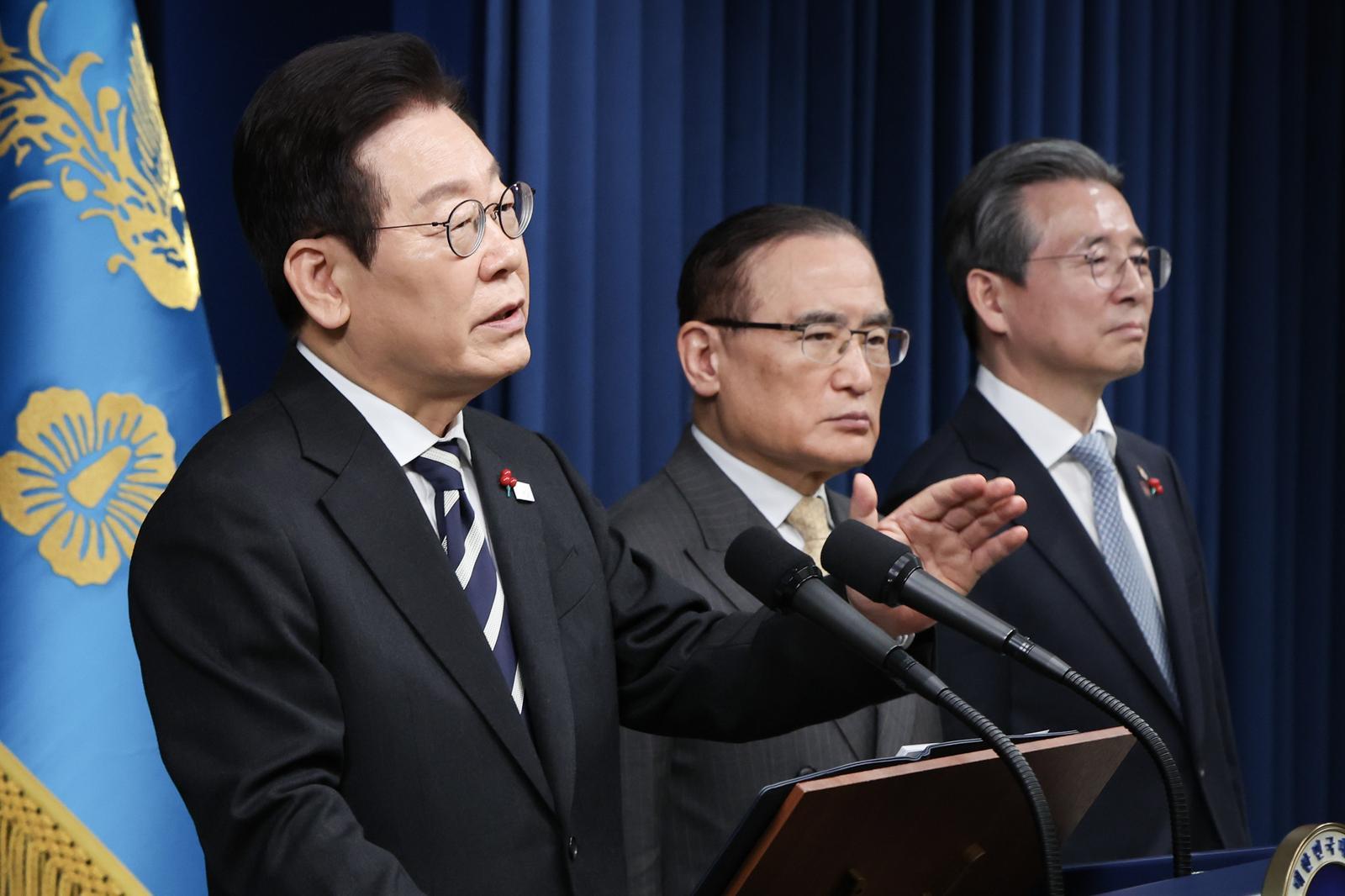 이재명 대통령이 비상계엄 1년을 맞은 3일 서울 용산 대통령실 청사에서 ‘빛의 혁명 1주년, 대국민 특별성명’을 발표한 뒤 출입기자들의 질문에 답하고 있다./2025.12.3. 대통령실사진기자단