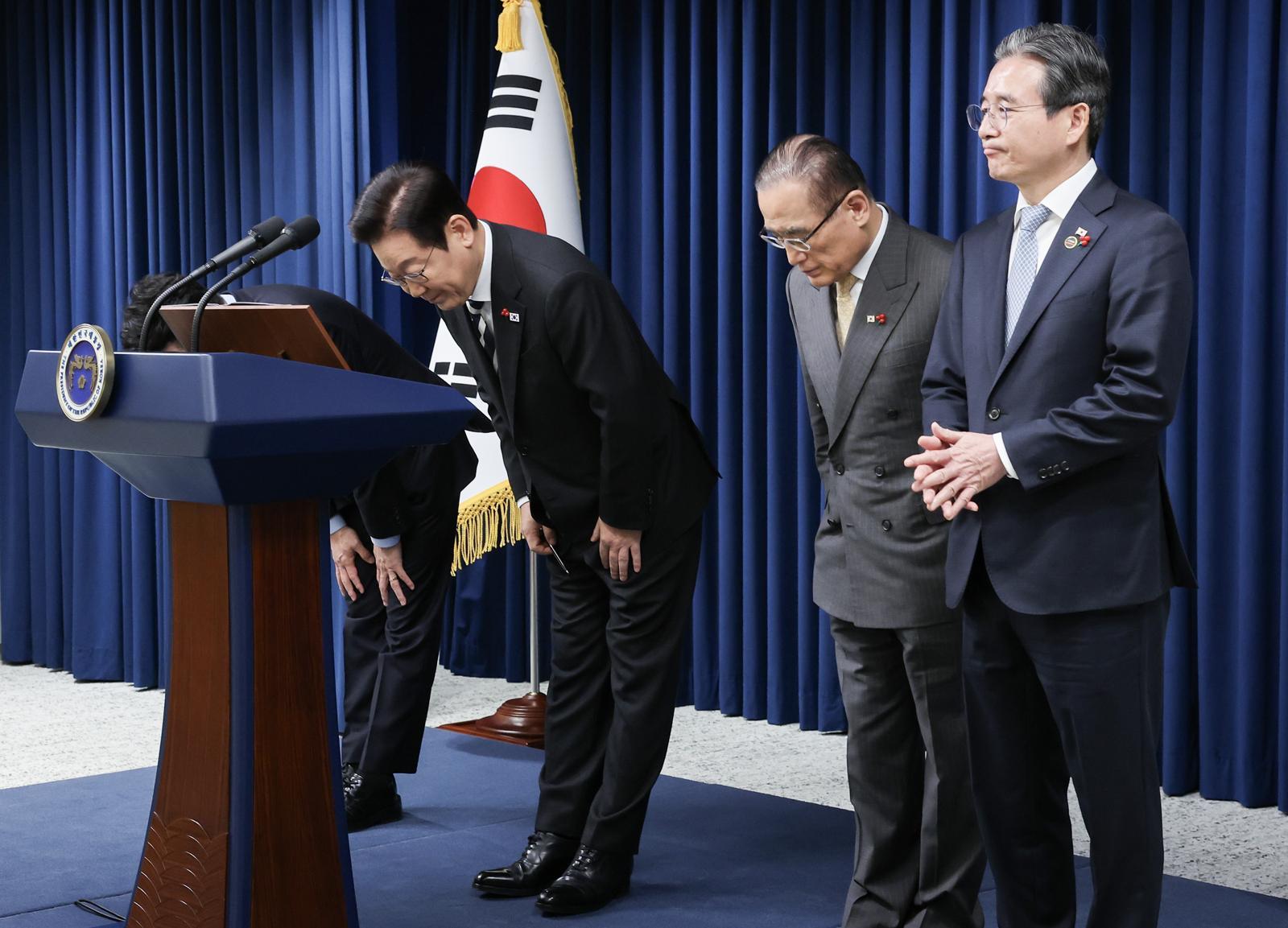 이재명 대통령이 비상계엄 1년을 맞은 3일 서울 용산 대통령실 청사에서 ‘빛의 혁명 1주년, 대국민 특별성명’발표를 마치고 인사하고 있다./2025.12.3. 대통령실사진기자단
