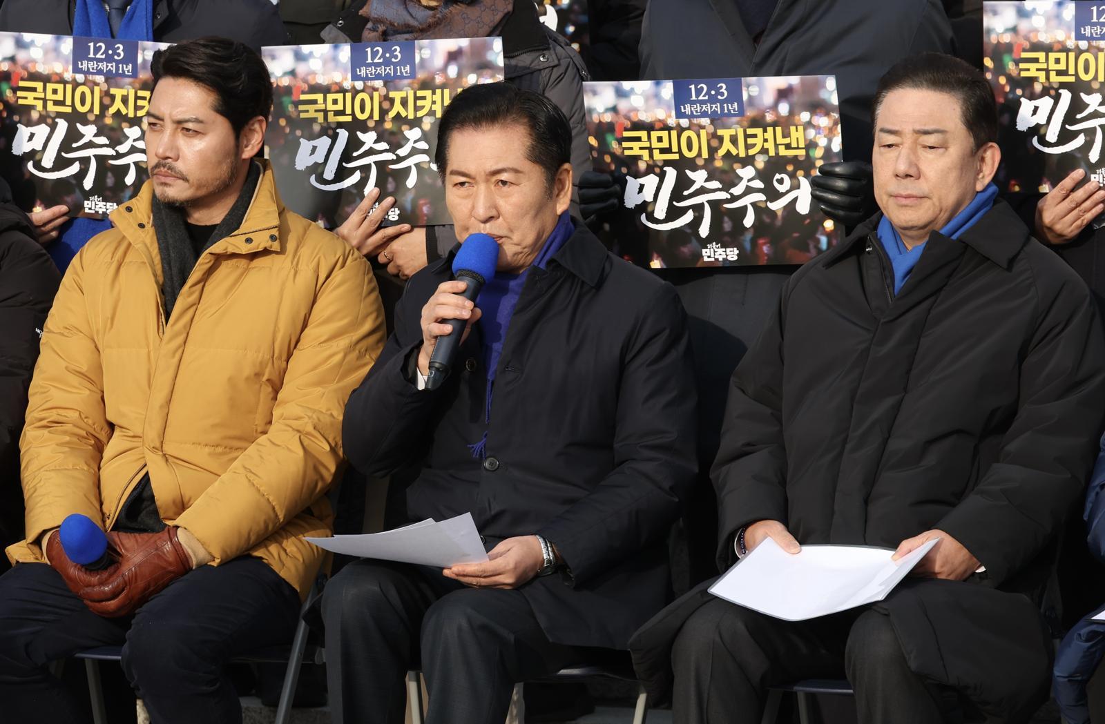 정청래 더불어민주당 대표가 3일 서울 여의도 국회 본청 계단에서 열린 12.3 내란 저지 1년 현장 최고위원회의에서 발언을 하고 있다. 2025.12.03. 뉴시스