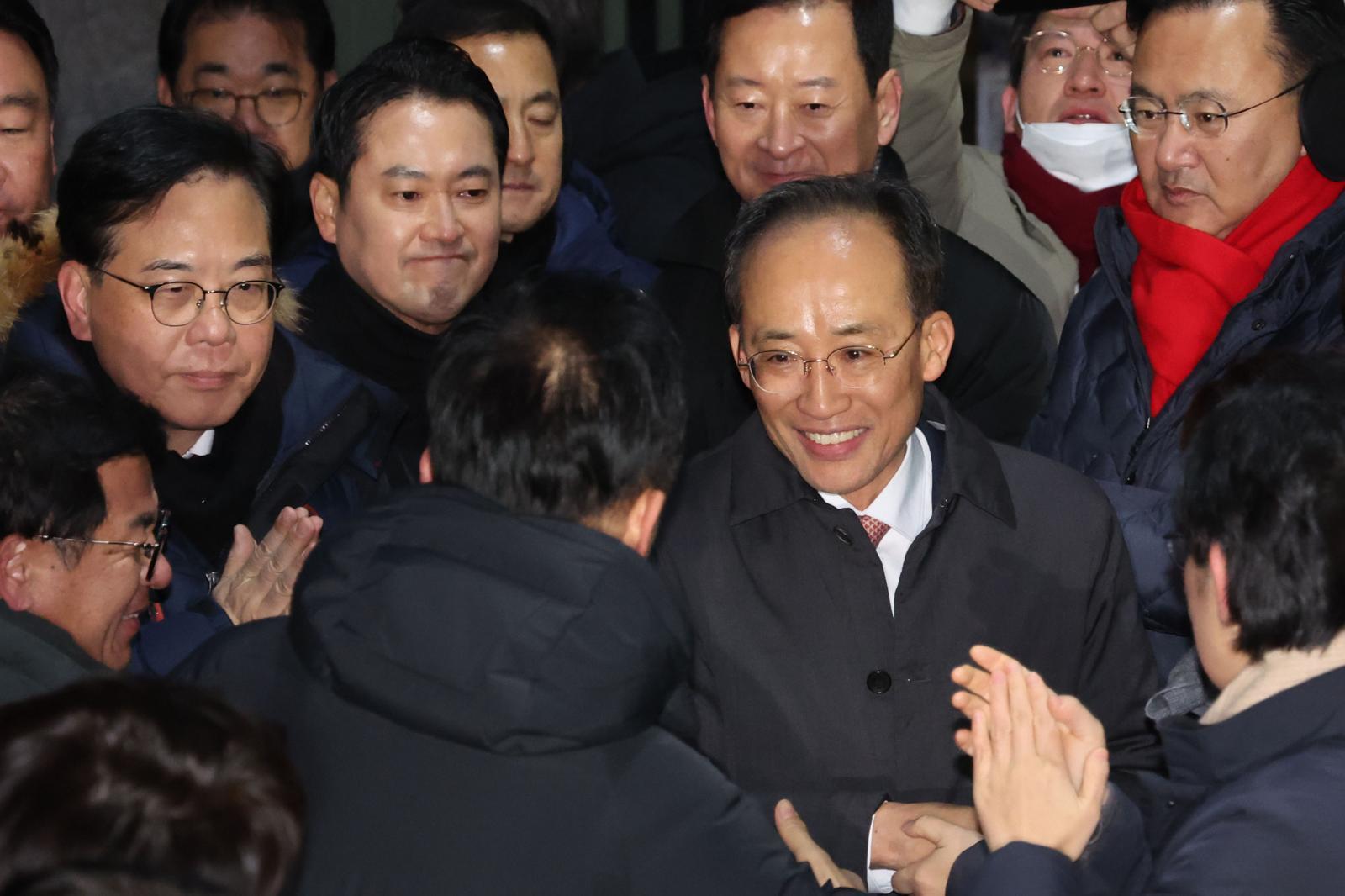 국회의 12·3 비상계엄 해제 의결 방해 의혹을 받는 추경호 전 국민의힘 원내대표가 3일 오전 영장이 기각돼 경기 의왕시 서울구치소를 나서며 의원들과 인사하고 있다. 2025.12.03. 뉴시스