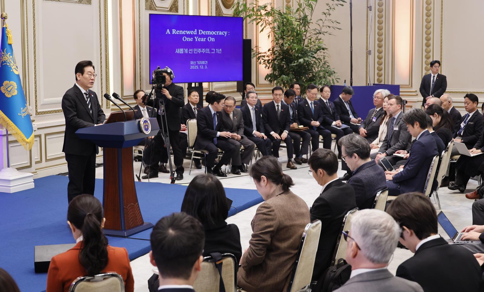 이재명 대통령이 비상계엄 1년을 맞은 3일 서울 청와대 영빈관에서 외신 기자회견을 하고 있다./2025.12.3. 대통령실사진기자단