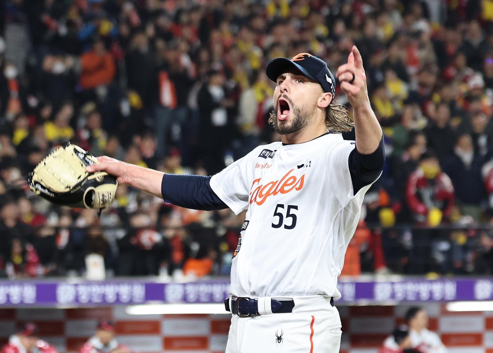 와이스가 MLB 휴스턴과 계약하며 빅리그 데뷔를 앞두고 있다. 사진은 와이스가 10월 30일 열린 한국시리즈 4차전 때 환호하고 있는 모습. 대전=뉴스1