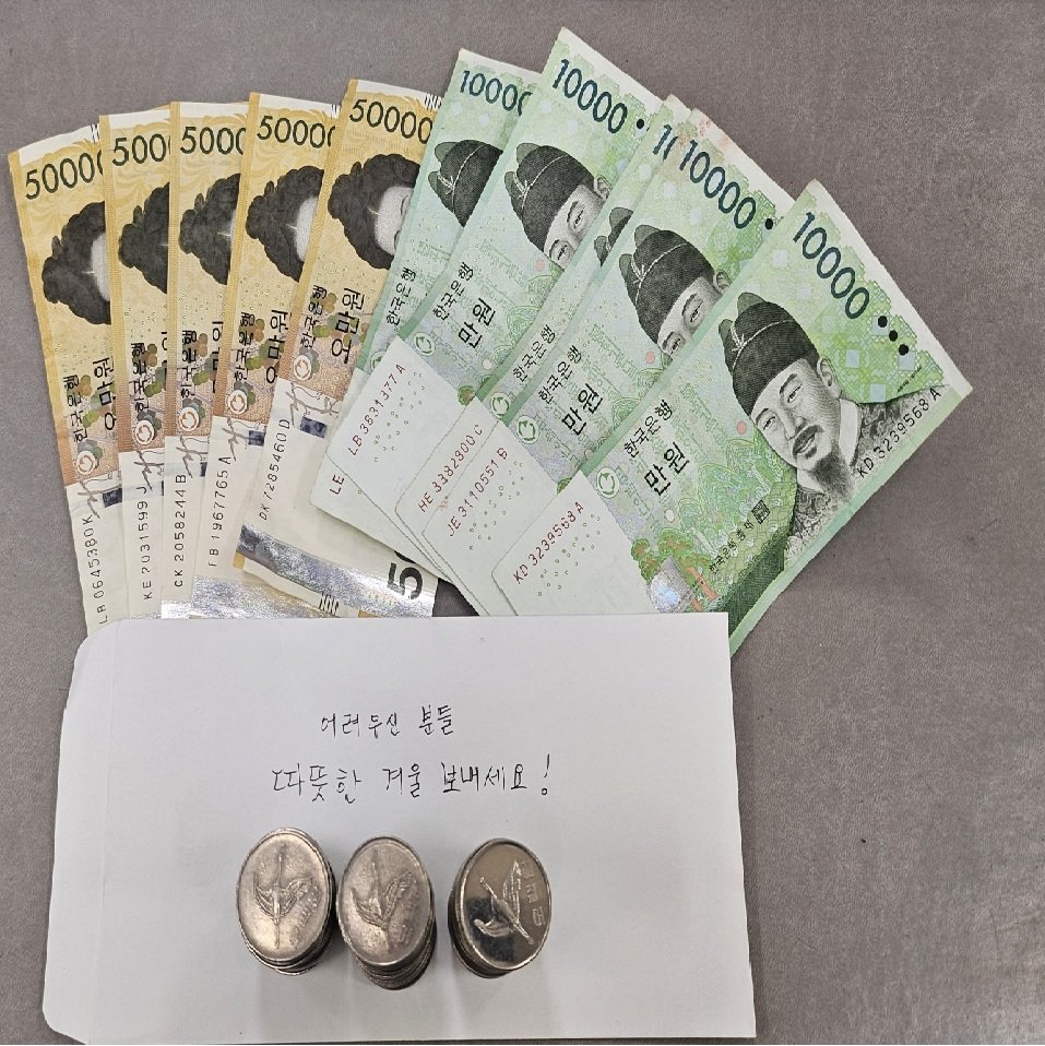 ‘어려우신 분들 따뜻한 겨울 보내세요’. 3일 충북 괴산군 문광면에 따르면 최근 면사무소 앞에 익명의 기부자가 오만원권과 1만원권, 오백원 동전 등 총 33만 원이 담긴 흰 봉투와 메모를 놓고 사라졌다. 익명 기부는 지난해에도 같은 장소에서 동일한 방식으로 이뤄져 동일인의 선행으로 추정된다고 면사무소는 밝혔다. 김군배 면장은 “익명의 기부자가 남긴 따뜻한 마음을 꼭 필요한 이웃에게 소중히 전달하겠다. 작은 실천이 지역 곳곳에 선한 영향력을 퍼뜨리는 불씨가 되길 바란다”고 전했다.