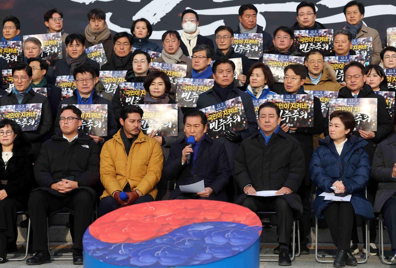 3일 서울 여의도 국회 본청 앞 계단에서 정청래 더불어민주당 대표 주재로 민주당 12.3 내란 저지 1년 현장 최고위원회의가 열렸다. 장승윤 기자 tomato99@donga.com