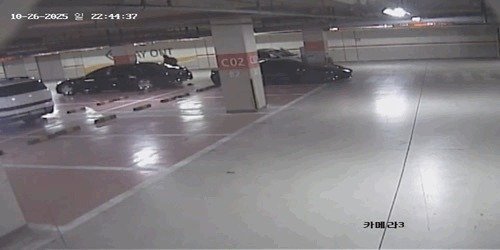 지난 10월 26일사건 당시  인천 송도국제도시 아파트 지하주차장 CCTV. 인천지검 제공