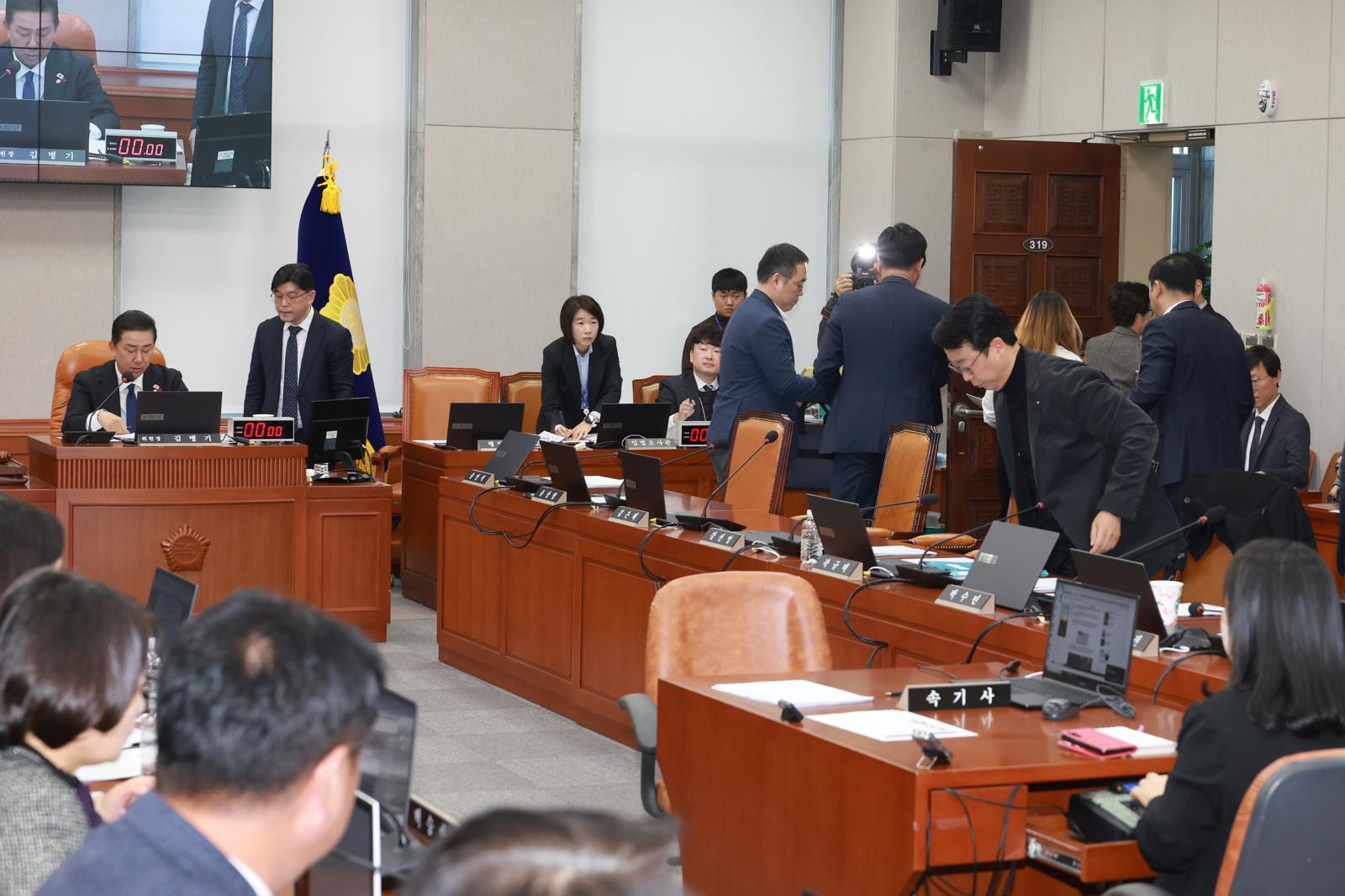 김병기 국회 운영위원장이 3일 서울 여의도 국회에서 열린 운영위원회 전체회의에서 유상범 등 국민의힘 의원들이 국회법 개정안 처리에 반대하며 회의장을 나가고 있다. 2025.12.03. 뉴시스