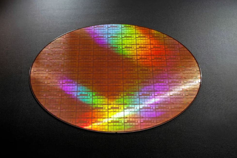 올해 7월 일본 라피더스가 ‘2나노미터 공정의 초미세 트랜지스터 프로토타입’ 개발에 성공했다며 밝힌 시제품 이미지. 라피더스 제공