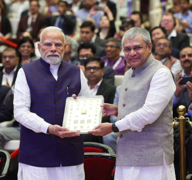 9월 열린 ‘세미콘 인디아 2025’ 행사에서 인도 모디 총리(왼쪽)가 인도에서 만든 ‘메이드 인 인디아’ 반도체 칩 시제품을 들어 보이고 있다. ISM 제공