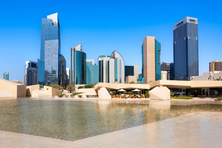 ‘글로벌 AI 허브’로의 도약을 노리는 아랍에미리트는 첨단 AI 반도체 칩 제조를 위한 팹을 유치하기 위해 지난해부터 TSMC와 삼성전자에 러브콜을 보내고 있다. 사진은 아부다비의 모습. 게티이미지