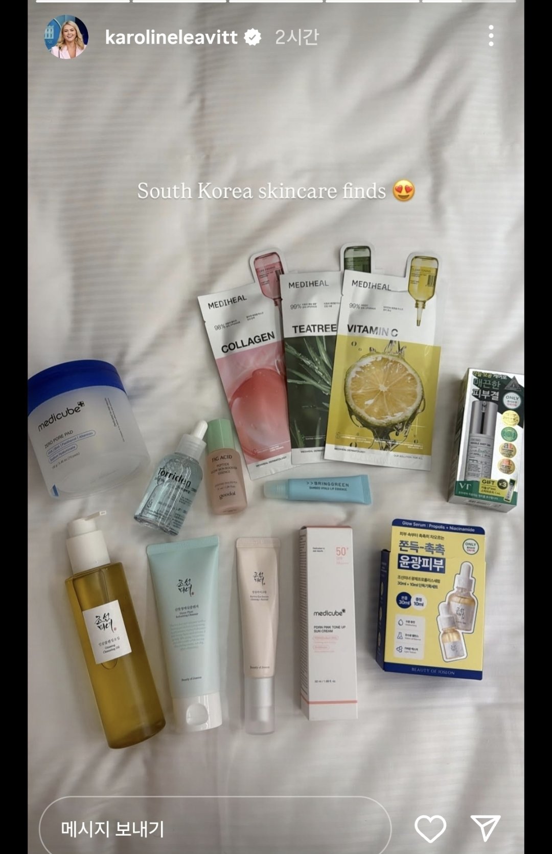 트럼프 대통령의 방한에 동행한 캐롤라인 레빗 백악관 대변인이 한국에서 산 올리브영 제품 13종을 SNS에 공개하며 K-뷰티 열풍에 더욱 불을 지폈다. ⓒ뉴시스