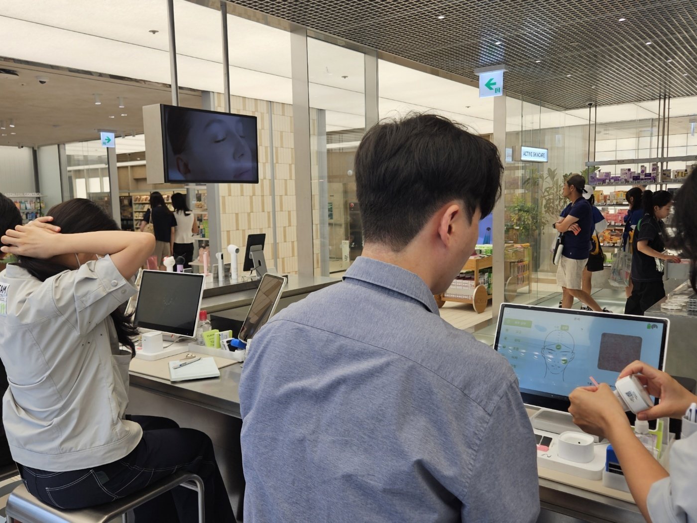 서울 성동구 소재 ‘올리브영N 성수’ 매장에서 ‘스킨 컨설팅’ 서비스가 진행되고 있다 2025.8.6/뉴스1 ⓒ News1 이