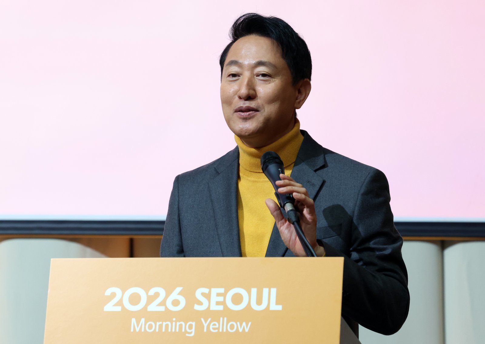 오세훈 서울시장이 2일 오전 서울 중구 서울시청 대회의실에서 열린 2026 서울색, 서울빛 기자설명회에 참석해 2026 서울색인 Mornig Yellow를 소개하고 있다. 2025.12.02 [서울=뉴시스]