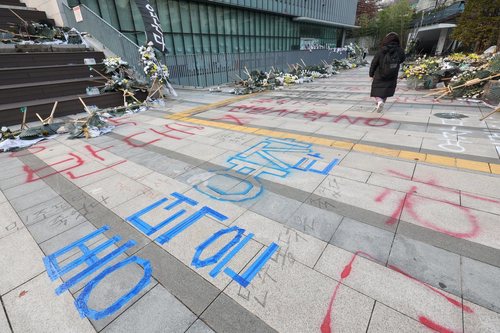 2일 서울 성북구 동덕여자대학교 100주년기념관 일대가 남녀공학 전환에 반대하는 학생들의 ‘래커 시위’ 등으로 어수선한 분위기를 나타내고 있다. 2024.12.2/뉴스1