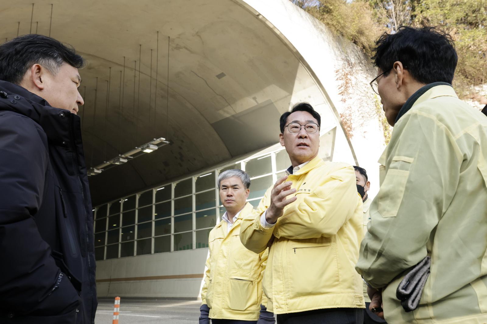 정명근 화성시장(가운데)이 화성시 목동 476-4번지 동탄숲 생태터널( 앞에서 정구원 제1부시장 등 관계 공무원에게 동탄숲 생태터널 안전 확보를 지시하고 있다. 화성시 제공