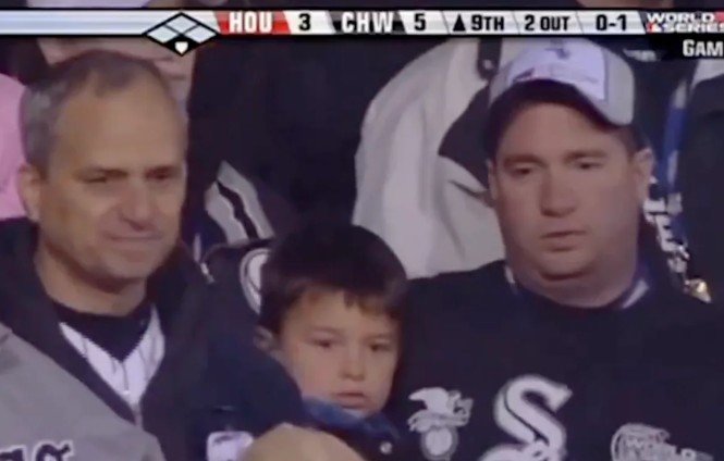 포프 14세(맨 왼쪽)가 2005년 시카고 화이트삭스가 진출한 월드시리즈 1차전 경기를 관중석에서 보는 모습. 교황 선출 후 화제가 됐다. 출처 MLB 영상 캡처