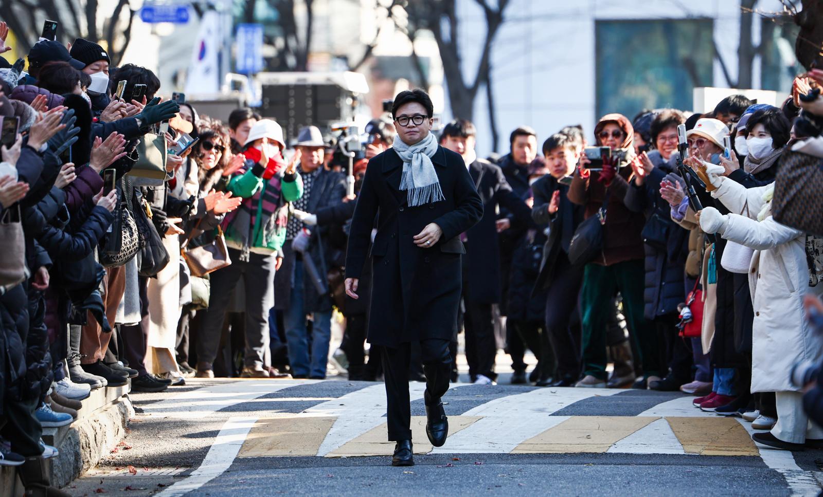 한동훈 국민의힘 전 대표가 3일 오후 서울 여의도 국회 경내에서 12.3 비상계엄 1주년 기자회견을 하고 위해 이동하고 있다. 2025.12.03. 뉴시스