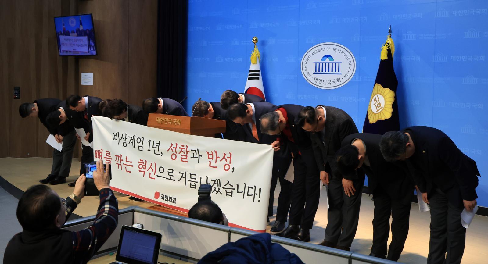 이성권 의원을 비롯한 국민의힘 초·재선 의원들이 3일 서울 여의도 국회 소통관에서 가진 비상계엄 1년 성찰과 반성 기자회견을 하고 있다. 장승윤 기자 tomato99@donga.com