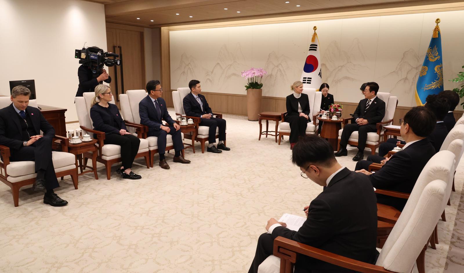 이재명 대통령이 3일 서울 용산 대통령실청사에서 커스티 코번트리 국제올림픽위원회(IOC) 위원장을 접견하고 있다. 2025.12.3. 대통령실사진기자단