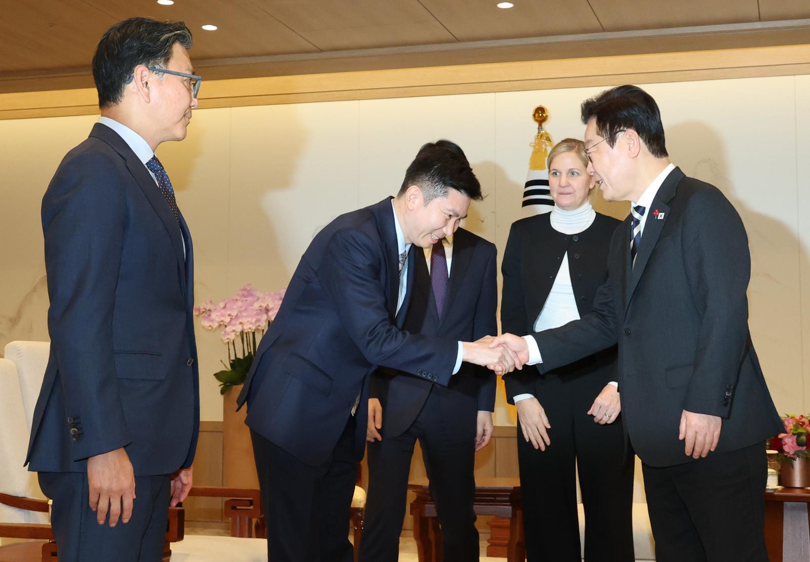 이재명 대통령이 3일 서울 용산 대통령실청사에서 커스티 코번트리 국제올림픽위원회(IOC) 위원장을 접견하며 유승민 대한체육회장과 악수하고 있다. 2025.12.3. 대통령실사진기자단