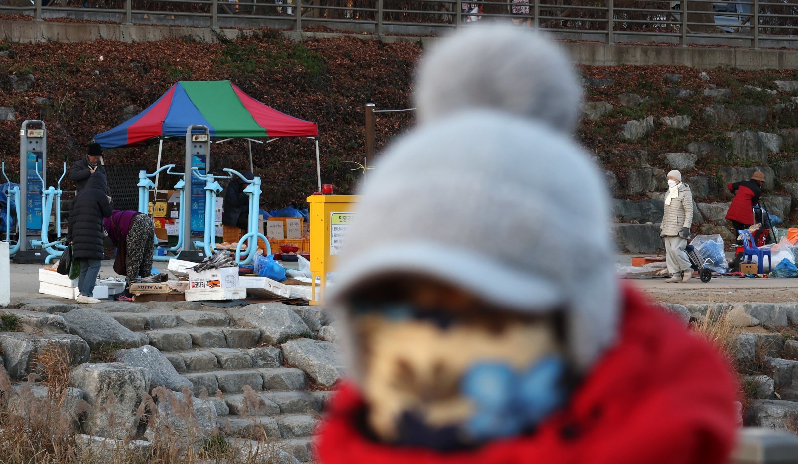 전국 대부분 지역이 영하권의 추운 날씨를 보인 3일 전북 전주시 남부시장 인근 도깨비시장에서 방한용품을 착용한 시민들이 장을 보고 있다. 2025.12.3/뉴스1