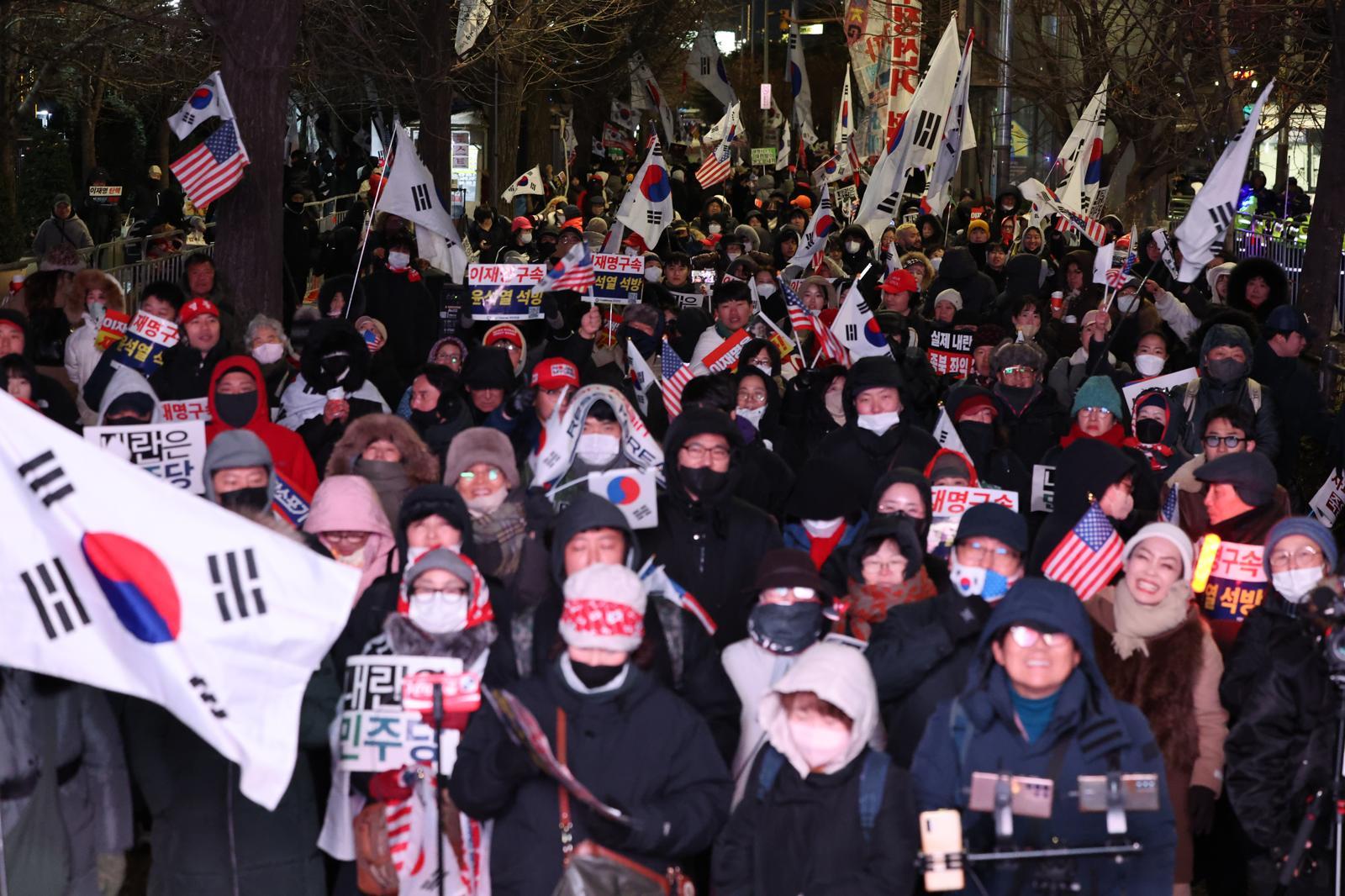 12·3 비상계엄 1년을 맞은 3일 밤 서울 여의도 국회 앞에서 보수단체 회원들이 윤석열 전 대통령의 비상계엄 선포 옹호 집회를 하고 있다. 2025.12.03. 서울=뉴시스
