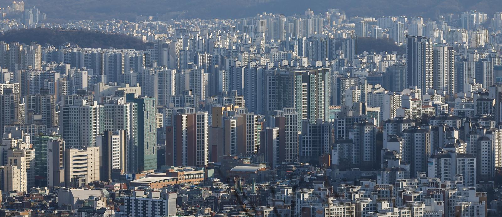 2일 서울 중구 남산에서 시내 아파트가 보이고 있다. 수요에 비해 공급이 뒷받침되지 않으면서 전세가격은 상승세를 이어가고 있다. 한국부동산원에 따르면 10·15 대책 발표 이후인 10월20일 기준 전국 아파트 전세가격은 0.06% 오른 뒤 상승폭이 확대됐다.  전세의 월세화가 가속화되는 가운데 대출규제까지 강화되면서 전세 물건은 감소세를 보이고 있다. 규제지역 지정과 토지거래허가구역 확대로 서울 전역과 경기 일부 지역에서 전세를 끼고 매매하는 갭투자도 금지되면서 전세 물건이 줄었다.2025.12.02 뉴시스