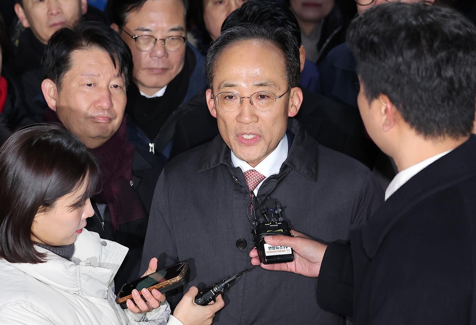 12·3 비상계엄 해제 요구안 표결 방해 의혹을 받는 추경호 국민의힘 의원이 3일 새벽 구속 영장이 기각된 후 경기도 의왕시 서울구치소를 나서며 발언하고 있다. 2025.12.3 뉴스1