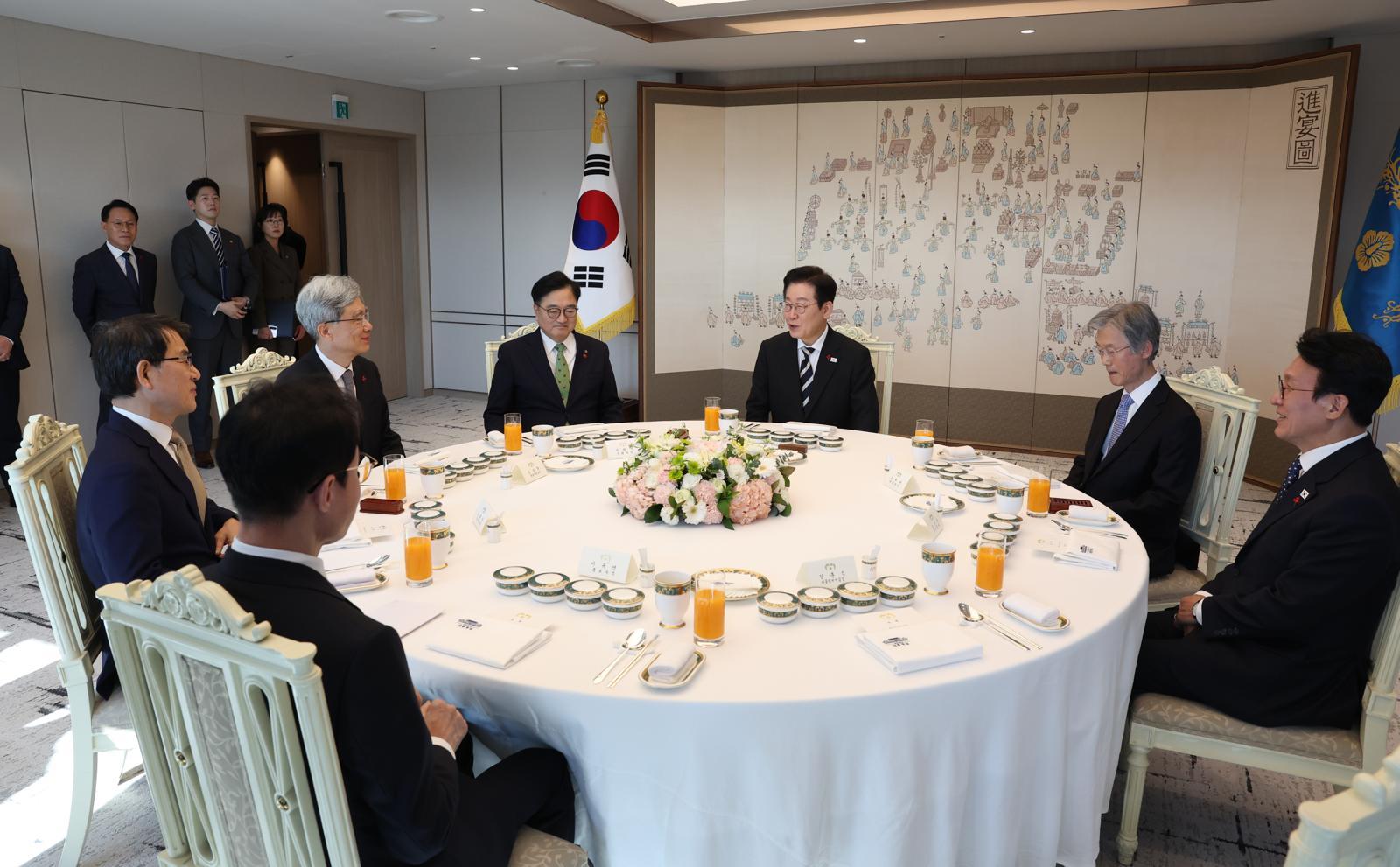 이재명 대통령이 3일 서울 용산 대통령실 청사에서 열린 5부 요인 초청 오찬에서 모두발언을 하고 있다. 2025.12.3. 대통령실사진기자단