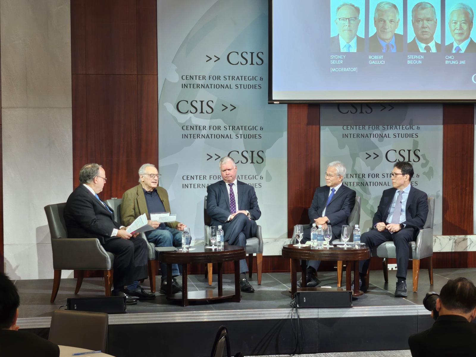 한국국제교류재단(KF)·전략국제문제연구소(CSIS)가 3일(현지 시간) 미국 워싱턴에서 주최한 포럼에서 참석자들이 발언하는 모습. 왼쪽부터 시드니 사일러 CSIS 선임고문, 로버트 갈루치 조지타운대 석좌교수, 스티븐 비건 전 국무부 부장관, 조병제 전 국립외교원장, 전봉근 국립외교원 명예교수. 워싱턴=신진우 특파원 niceshin@donga.com