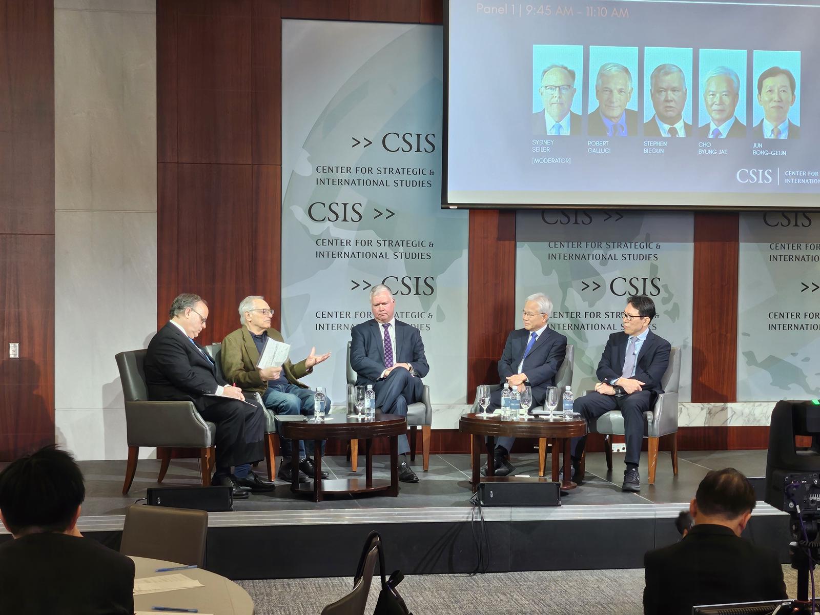 한국국제교류재단(KF)·전략국제문제연구소(CSIS)가 3일(현지 시간) 미국 워싱턴에서 주최한 포럼에서 참석자들이 발언하는 모습. 왼쪽부터 시드니 사일러 CSIS 선임고문, 로버트 갈루치 조지타운대 석좌교수, 스티븐 비건 전 국무부 부장관, 조병제 전 국립외교원장, 전봉근 국립외교원 명예교수. 워싱턴=신진우 특파원 niceshin@donga.com