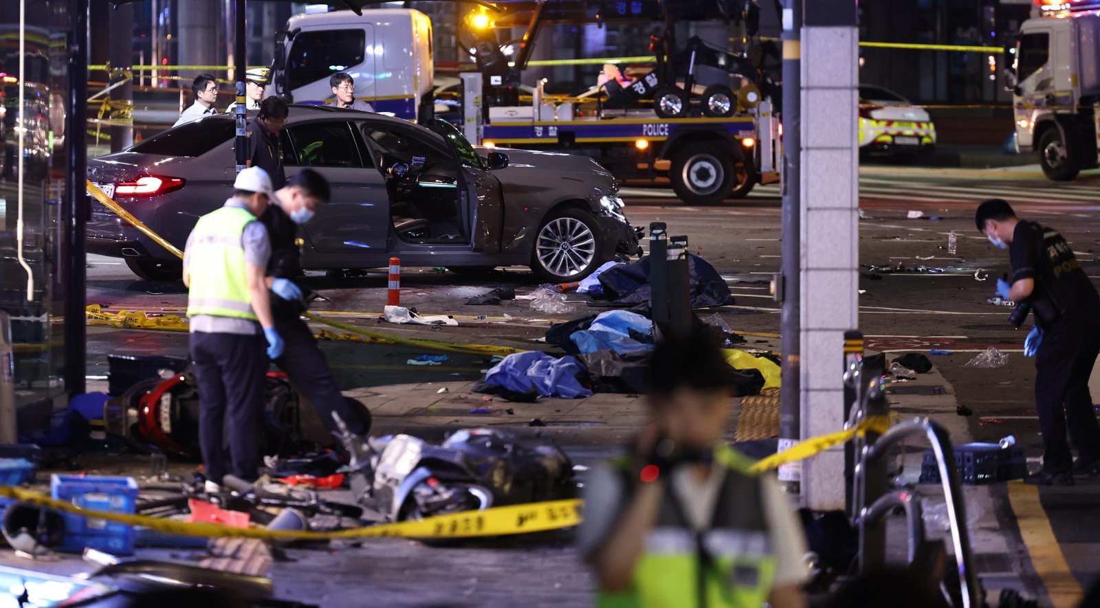 2일 오전 서울 중구 서울시청 인근 교차로 대형 교통사고 현장에서 과학수사대가 현장조사를 하고 있다.  지난 1일 오후 9시 27분쯤 서울시청 인근 교차로에서 차량이 인도로 돌진해 9명이 숨지는 대형 교통사고가 발생했다. 경찰과 소방당국에 따르면 이 오후 9시27분께 서울 지하철 2호선 시청역 인근 교차로에서 제네시스 차량이 역주행해 BMW, 소나타 등 차량을 차례로 친 후 횡단보도에 있던 보행자들을 덮치는 사고가 발생했다. 2024.07.02. [서울=뉴시스]