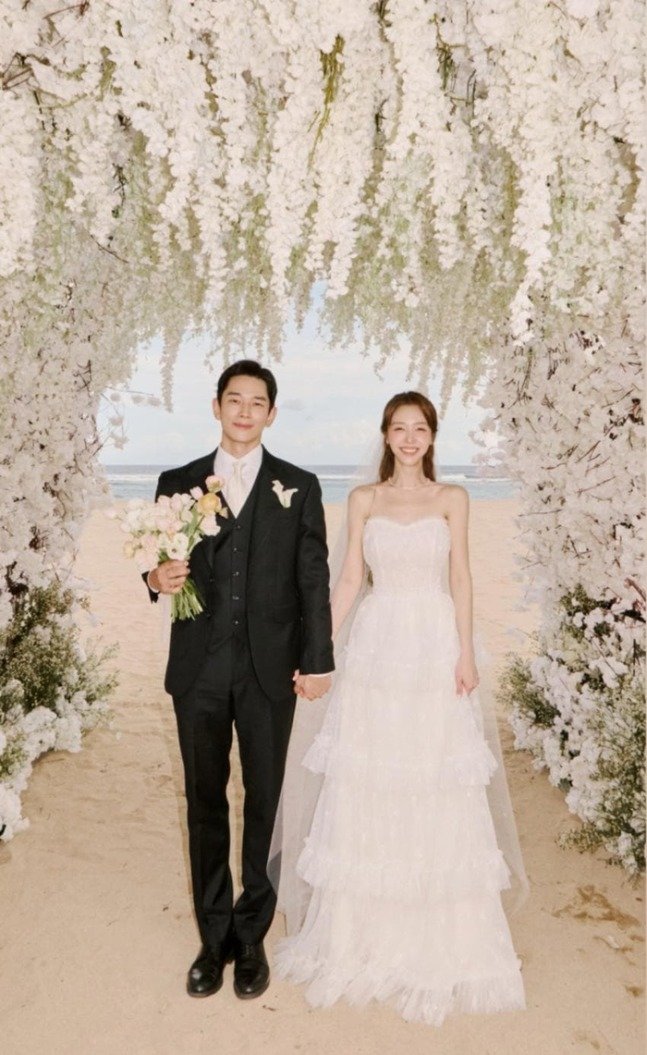 민아와 온주완이 발리에서 가족만 참석한 비공개 결혼식을 올렸다. 두 사람의 해변 예식 본식 사진이 공개되며 인연의 결실에 축하가 이어지고 있다. 사진=온주완 인스타그램 갈무리