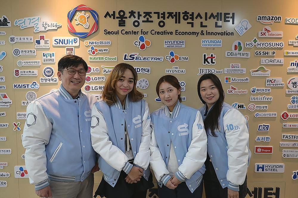 김영준 서울창조경제혁신센터 글로벌사업팀 실장(가장 왼쪽)과 리나이리스 로만 인턴(왼쪽에서 두 번째), 서울창조경제혁신센터 글로벌사업팀 매니저 / 출처=IT동아