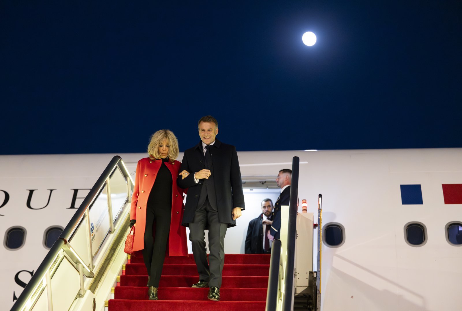 에마뉘엘 마크롱 프랑스 대통령이 3일 중국 베이징에 도착해 2박 3일간의 국빈 방중 일정에 돌입했다. 3일 마크롱 대통령과 브리지트 여사가 전용기에서 내리는 모습. 2025.12.04 베이징=신화/뉴시스