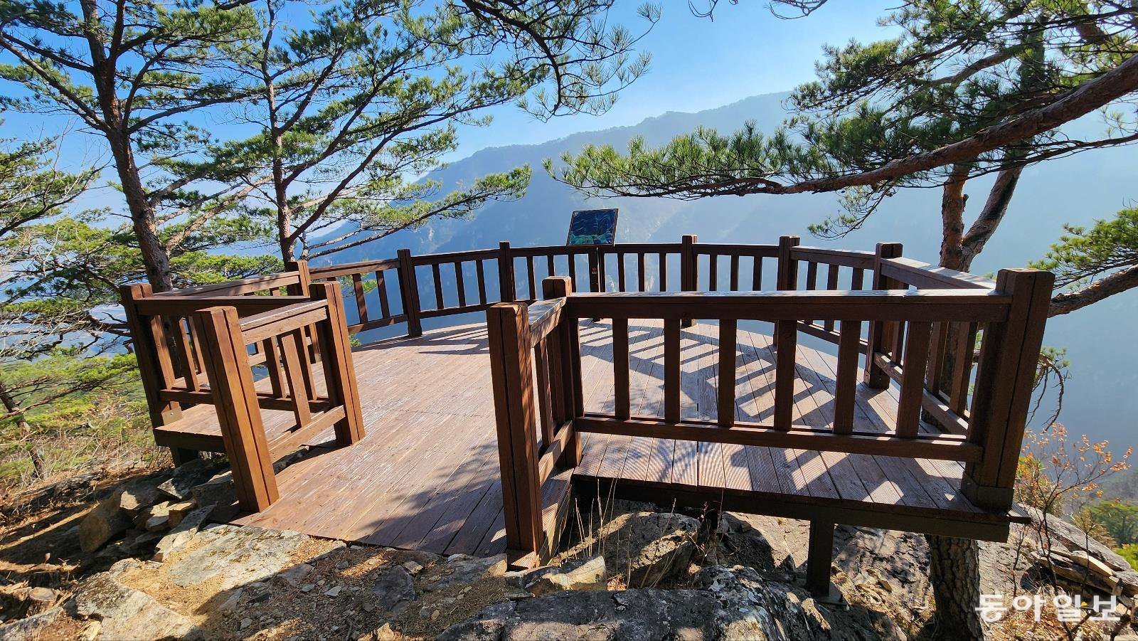 최근 조성이 완료된 강원 동해시 무릉계곡의 피마름골 숲길(사진 위)과 전망대. 동해시 제공