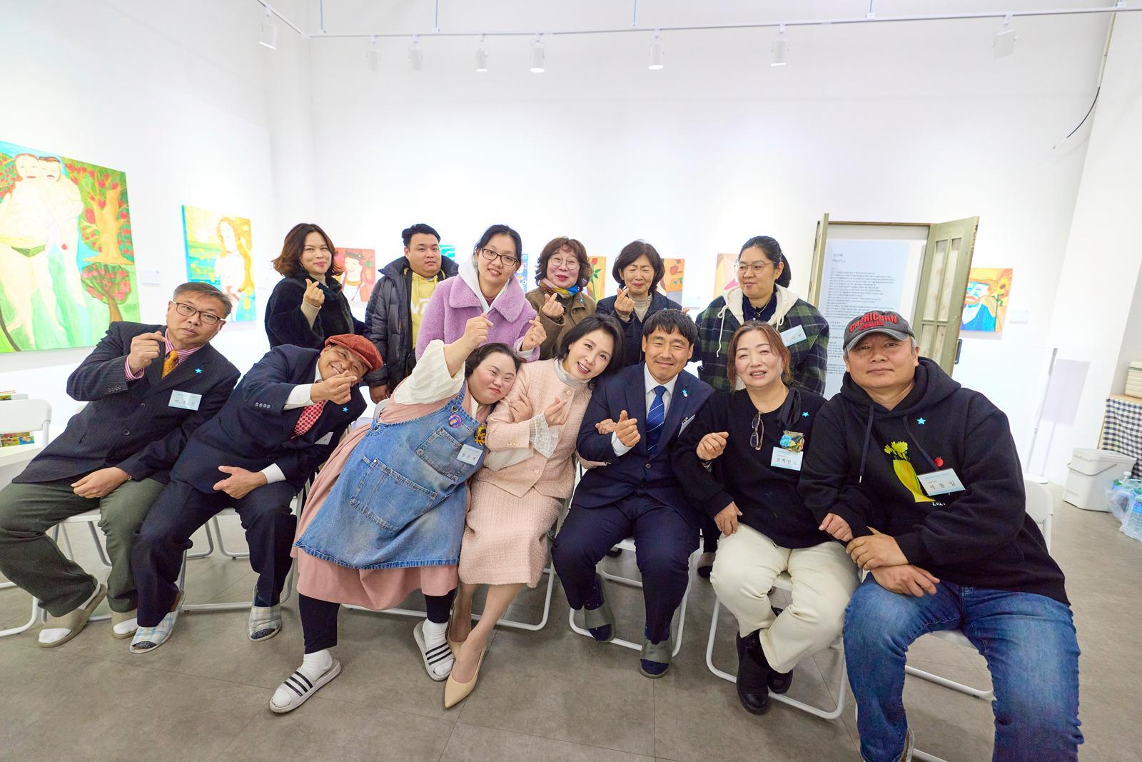 김혜경 여사가 3일 경기도 양평 어메이징 아웃사이더 아트센터에서 열린 정은혜 작가의 개인전 ‘은혜로운 명화전’을 찾아 작가, 참석자들과 기념촬영을 하고 있다. 2025.12.4. 대통령실 제공