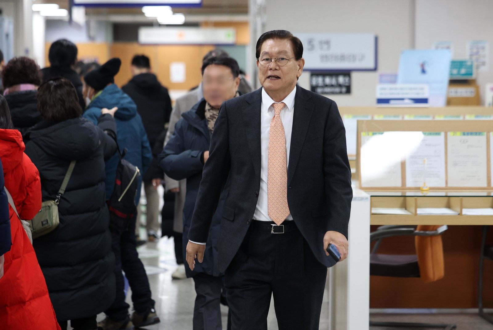 이상운 효성 부회장이 4일 서울 서초구 서울고등법원에서 열린 효성家 1300억 조세포탈 혐의 등 파기환송심 선고기일에 출석하고 있다. 이날 선고기일에서 이 부회장은 집행유예를 선고받고 故 조석래 회장에 대한 공소는 기각됐다. 2025.12.04. [서울=뉴시스]