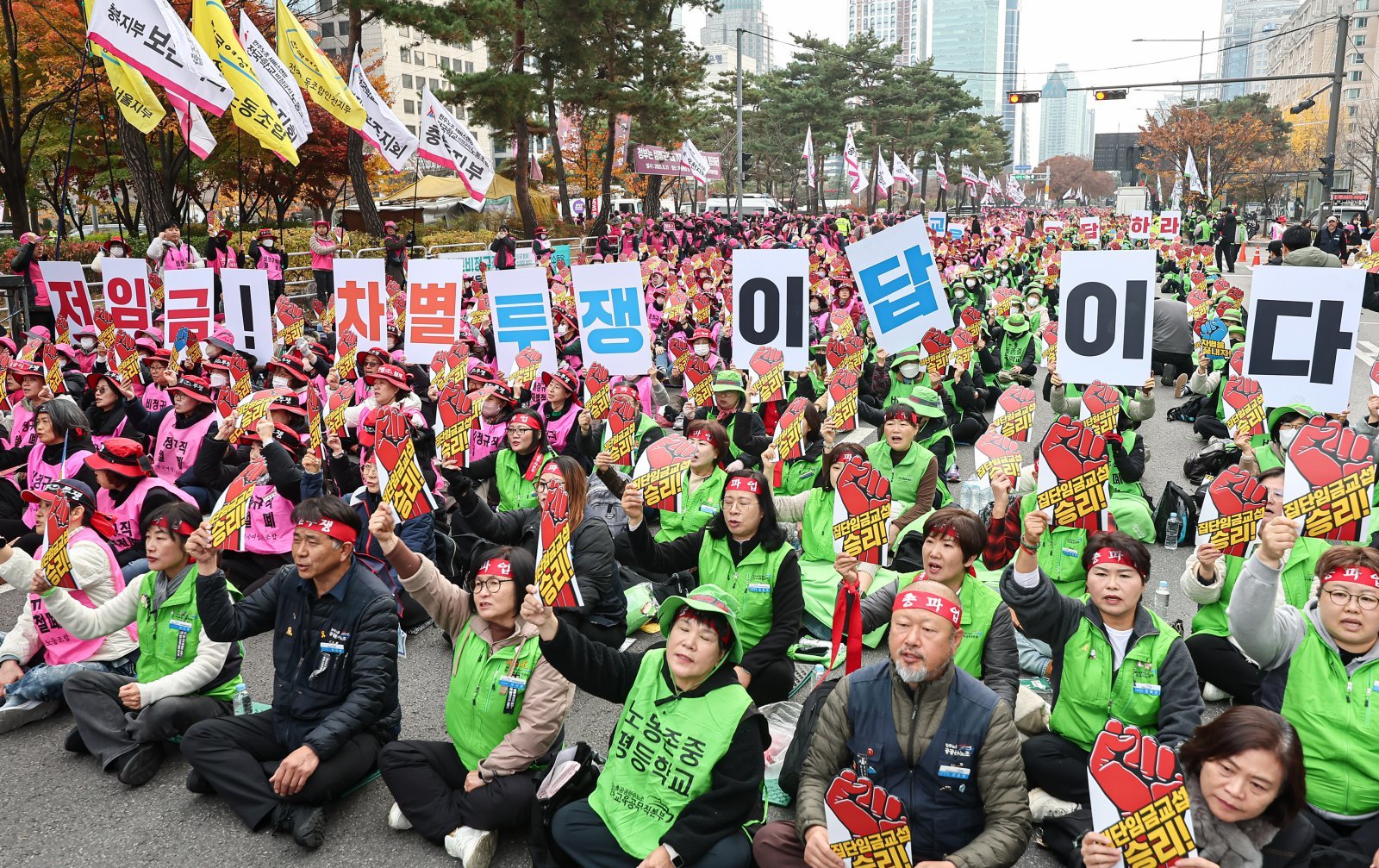전국학교비정규직연대회의 활동가들이 11월 20일 서울 영등포구 국회 앞 도로에서 열린 학교비정규직 노동자 1차 총파업 대회에서 비정규직 차별 철폐 등을 촉구하며 구호를 외치고 있다. 2025.11.20/뉴스1 ⓒ News1