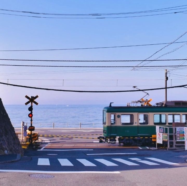 오버투어리즘으로 외국인 관광객이 늘면서 일본 선로 건널목 사고가 증가하고 있다. 사진은 가마쿠라시 에노시마 건널목의 모습. (사진 = 가나가와현 관광단체 ‘enokama’ 인스타그램 캡처)