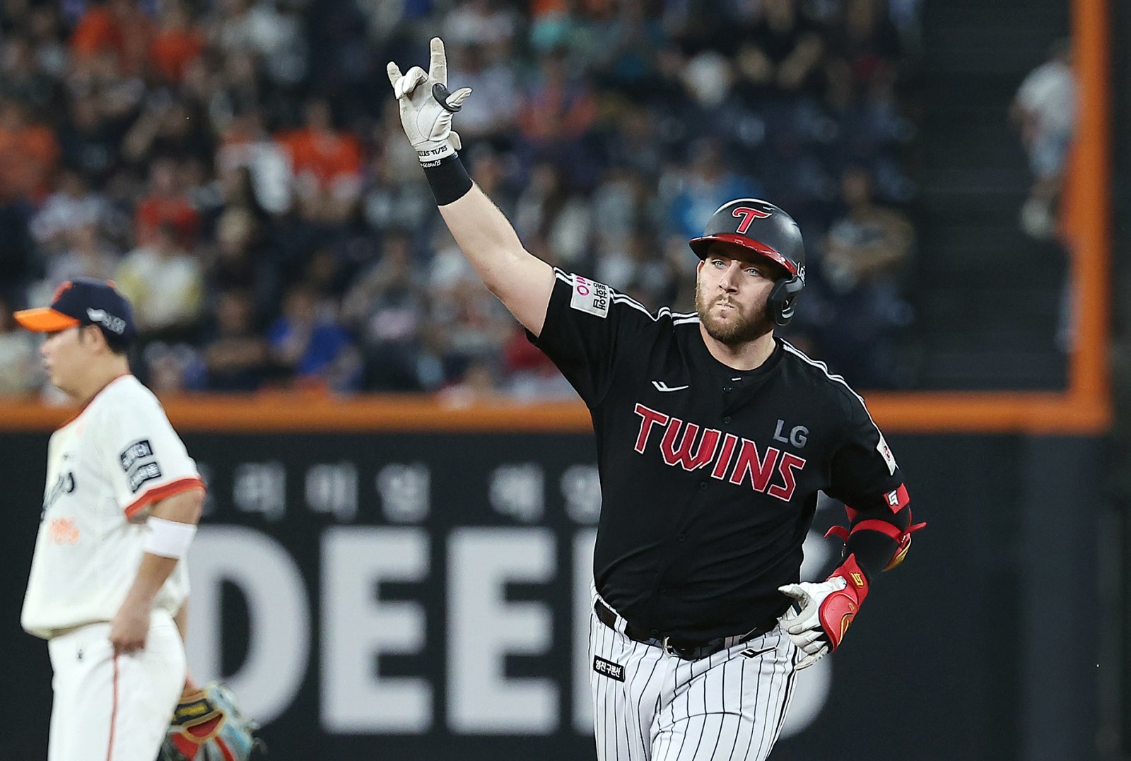 홈런 세리머니를 펼치는 LG 트윈스 외국인 타자 오스틴 딘.  2025.9.27/뉴스1