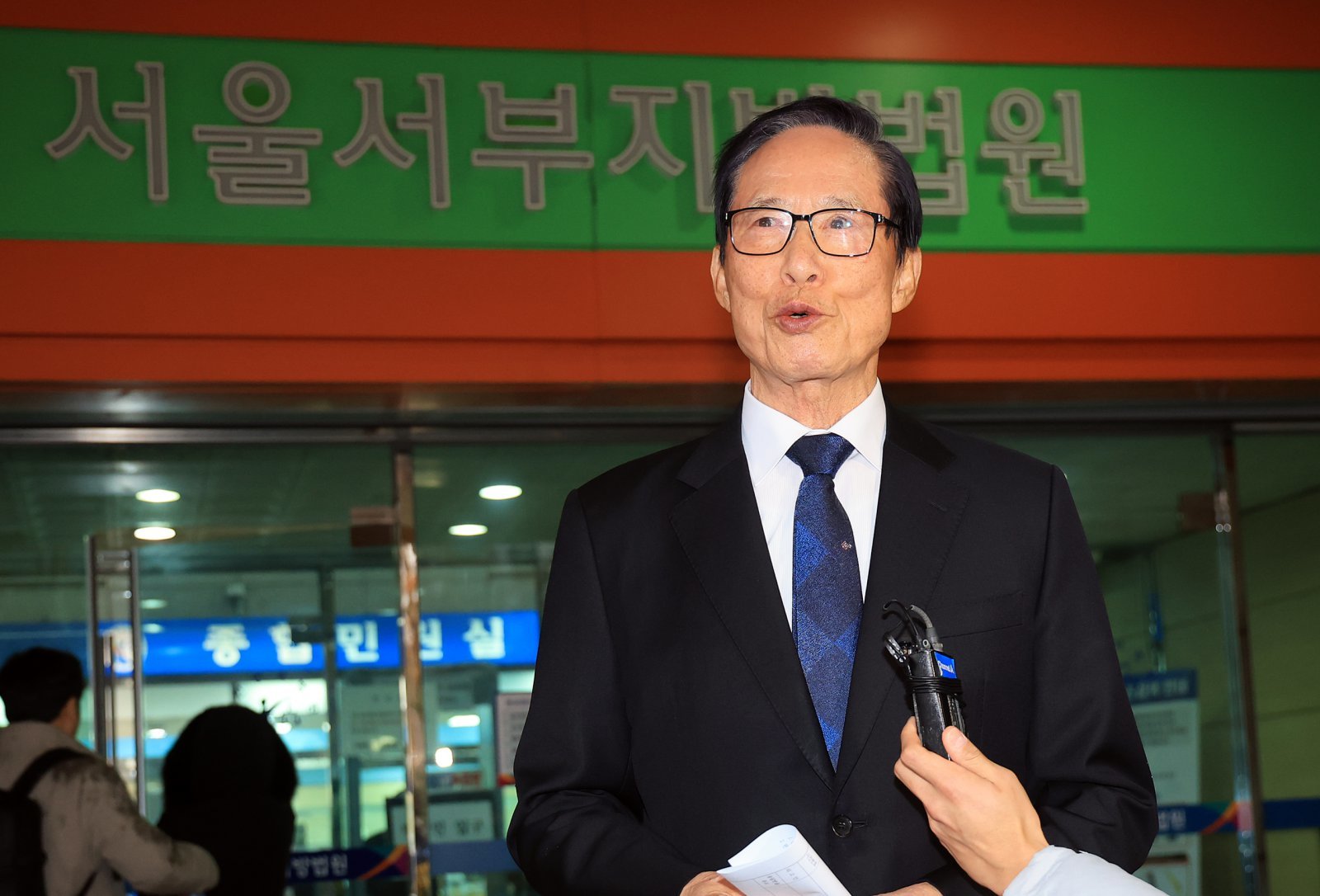 직권남용권리행사방해 혐의 항소심에서 무죄를 선고받은 송영무 전 국방부 장관이 지난 11월 27일 오전 서울 마포구 서울서부지방법원에서 열린 항소심 선고 공판을 마친 후 법정을 나서며 취재진의 질의에 답변하고 있다. 2025.11.27/뉴스1