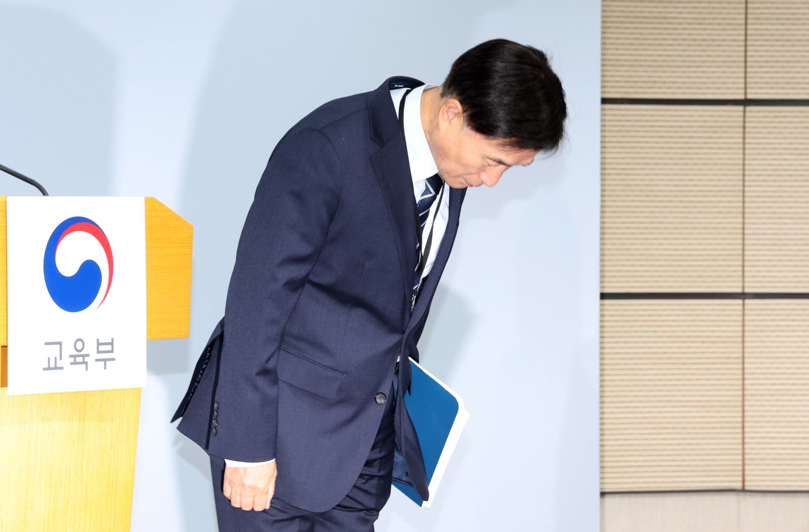 오승걸 한국교육과정평가원장이 13일 오전 세종시 정부세종청사 교육부에서 2026학년도 대학수학능력시험 운영 상황 설명에 앞서 인사하고 있다. 2025.11.13/뉴스1