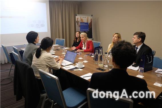 폴란드 바르샤바에서 진행된 ‘2025 유럽 세종학당 워크숍‘에서 신규 세종학당 지정 상담 창구가 운영됐다.